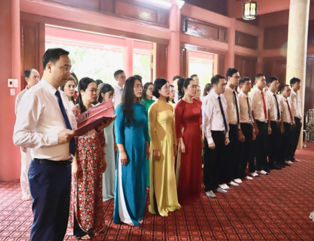 ĐOÀN ĐẠI BIỂU TRƯỜNG CHÍNH TRỊ TỈNH LAI CHÂU  DÂNG HƯƠNG TƯỞNG NIỆM CÁC ANH HÙNG LIỆT SĨ  TỈNH LAI CHÂU