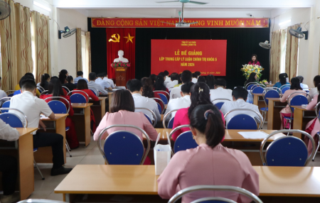 BẾ GIẢNG LỚP TRUNG CẤP LÝ LUẬN CHÍNH TRỊ  KHÓA 5 NĂM 2024