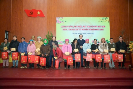 Giám đốc Học viện Chính trị quốc gia Hồ Chí Minh Đoàn Minh Huấn thăm, tặng quà Tết tại Lai Châu