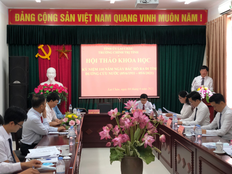 Đồng chí Nguyễn Tiến Tăng – Hiệu trưởng, Chủ tịch Hội đồng khoa học Trường Chính trị báo cáo đề dẫn Hội thảo